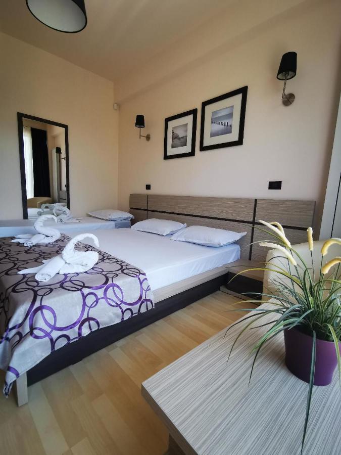 Camera Matrimoniale con Letto Supplementare